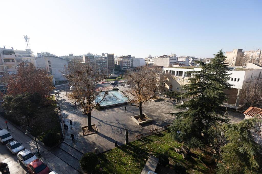 Λάρισα Διαμέρισμα Με Θέα Πλατεία Στο Κέντρο Της Πόλης Apartamento Exterior foto