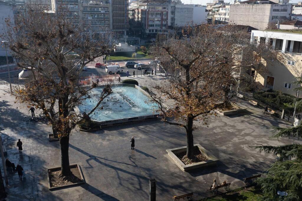 Λάρισα Διαμέρισμα Με Θέα Πλατεία Στο Κέντρο Της Πόλης Apartamento Exterior foto