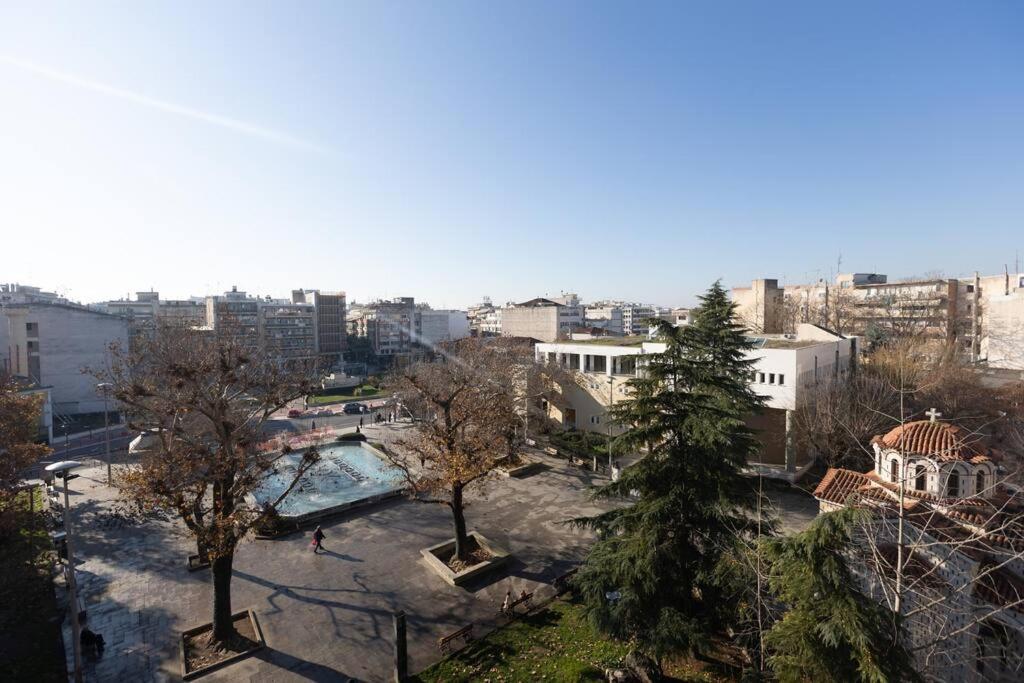 Λάρισα Διαμέρισμα Με Θέα Πλατεία Στο Κέντρο Της Πόλης Apartamento Exterior foto