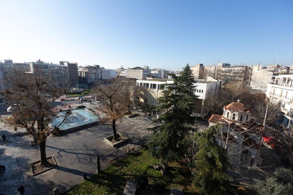 Λάρισα Διαμέρισμα Με Θέα Πλατεία Στο Κέντρο Της Πόλης Apartamento Exterior foto